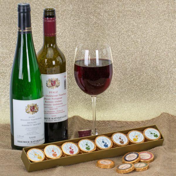Präsentbox mit Schokolade und Wein