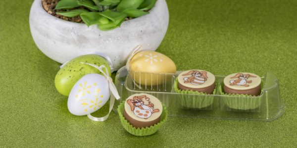 Drei kleine Pralinen mit süßem Hasenmotiv.